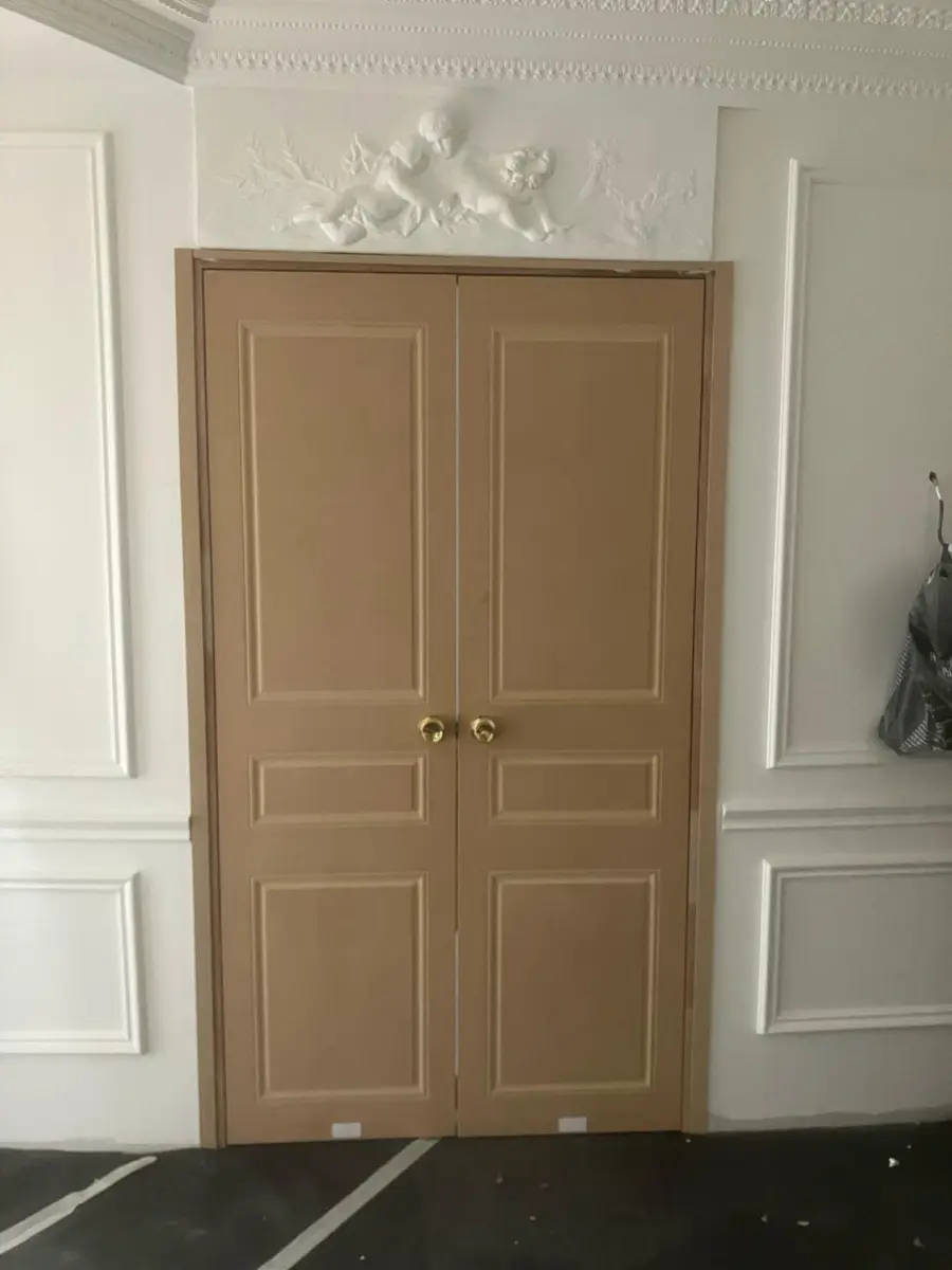 Portes classiques à panneaux moulurés