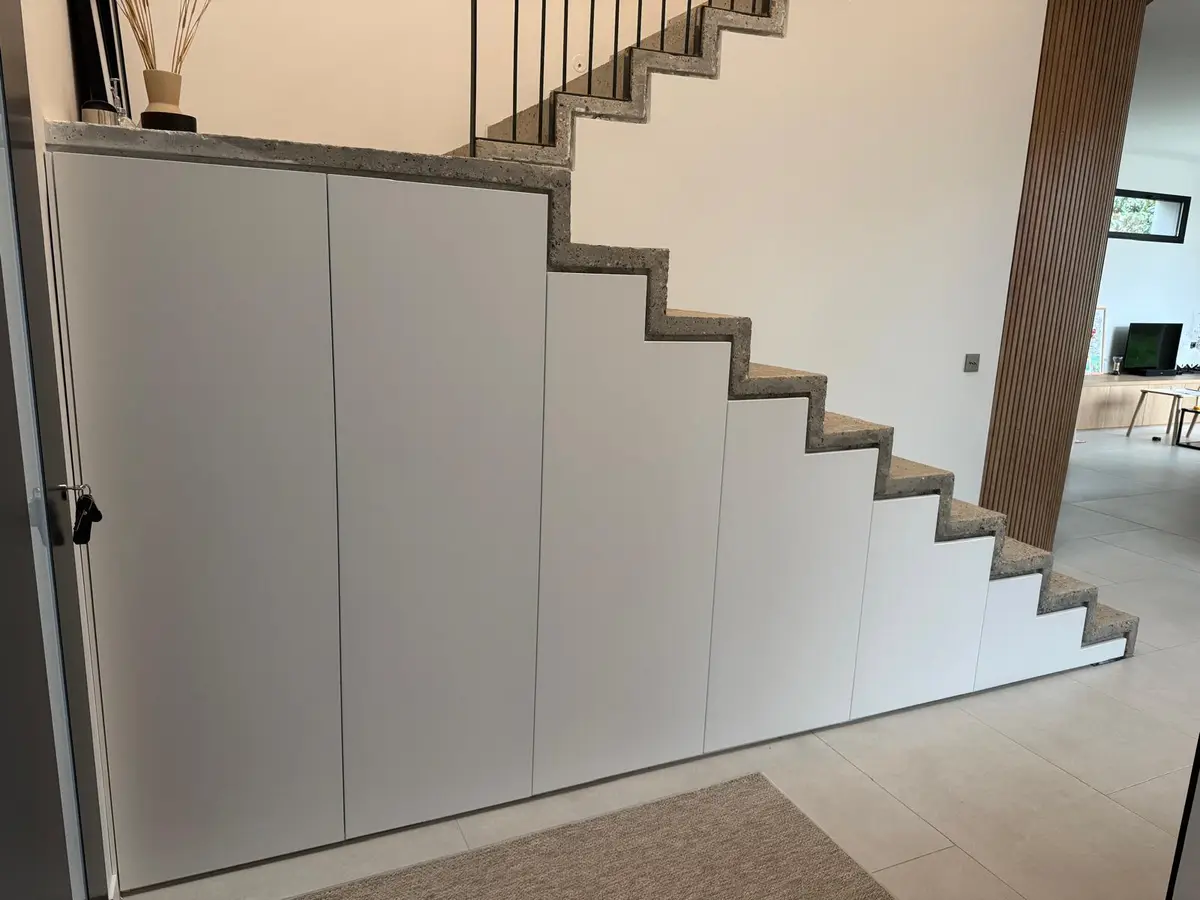 Rangement sur mesure sous escalier