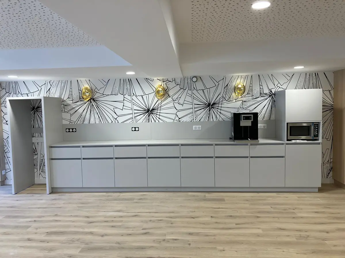 Kitchenette et meubles blancs sur mesure