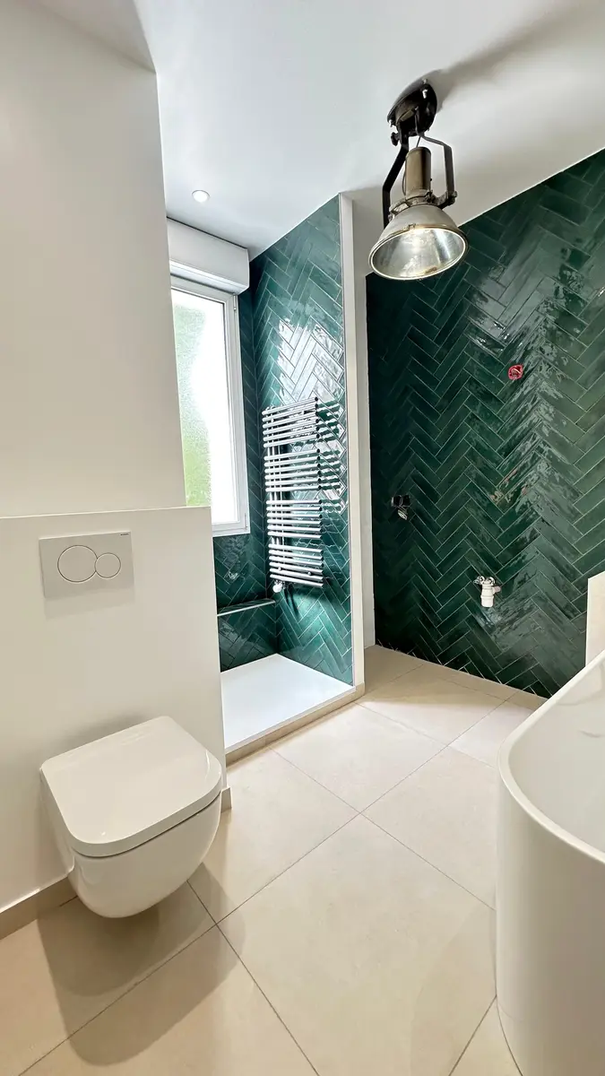 Salle de bain rénovée et carrelée