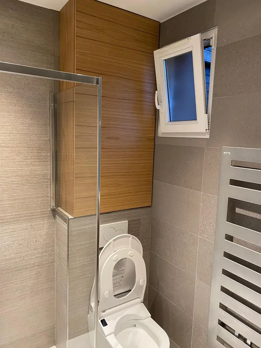 WC suspendu avec habillage bois et carrelage